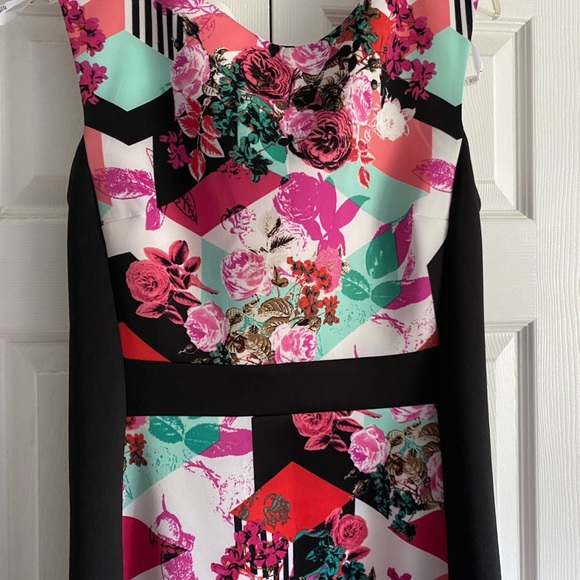 Bisou Bisou Flattering bodycon dress - Picture 2 of 4